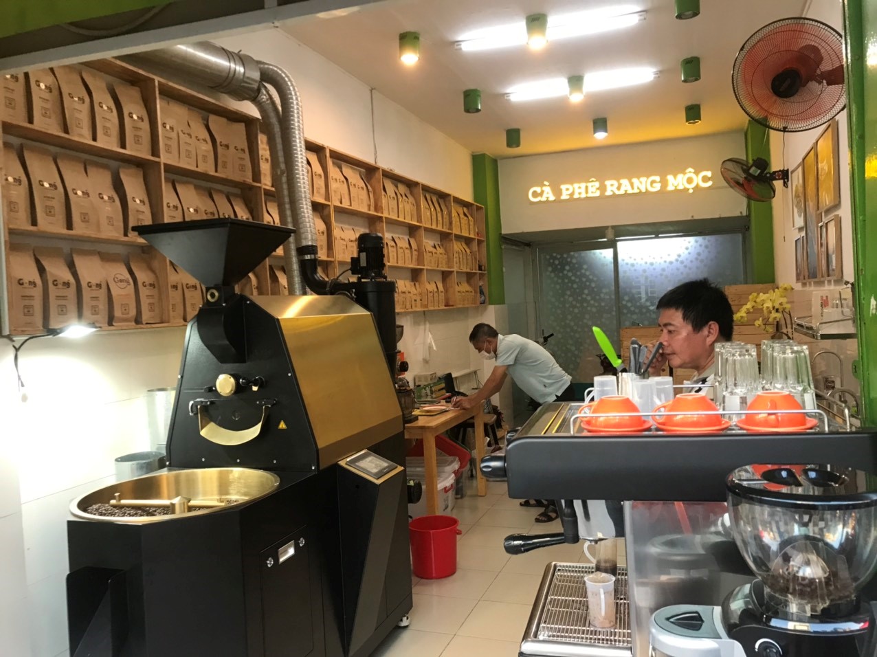 CÒN GÌ TIỆN HƠN KHI VỪA KINH DOANH QUÁN VỪA RANG GIA CÔNG CÀ PHÊ