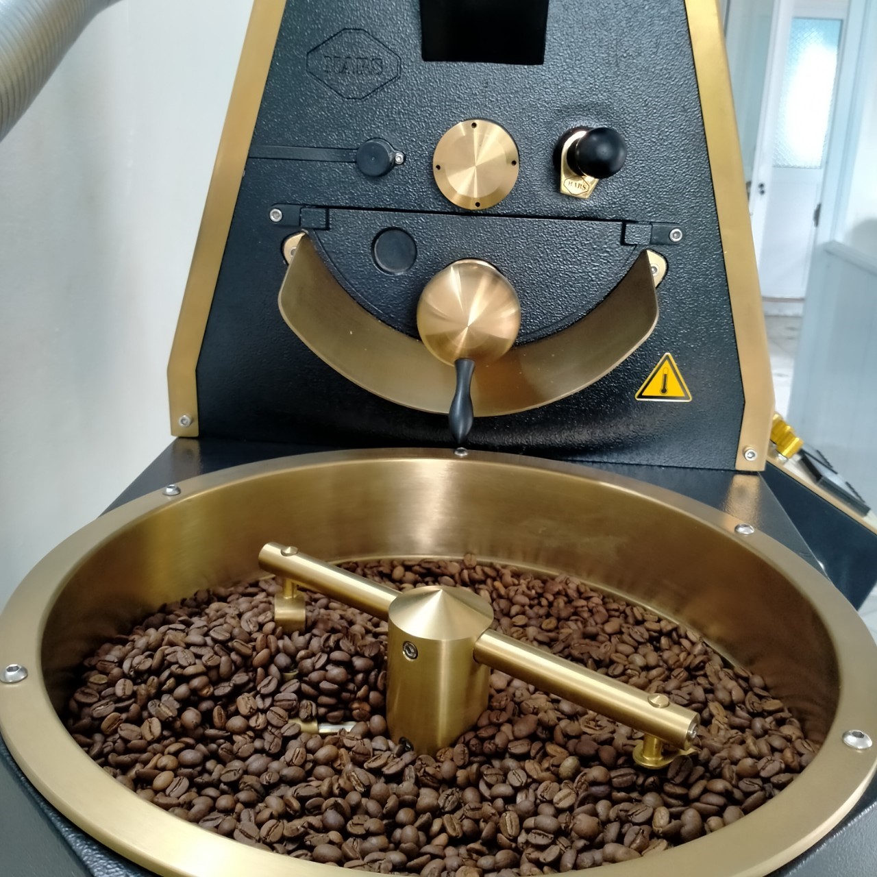 TRẢI NGHIỆM SỰ THÚ VỊ TỪ QUY TRÌNH RANG CÀ PHÊ