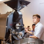 Người thợ rang rang cà phê bằng máy rang AI