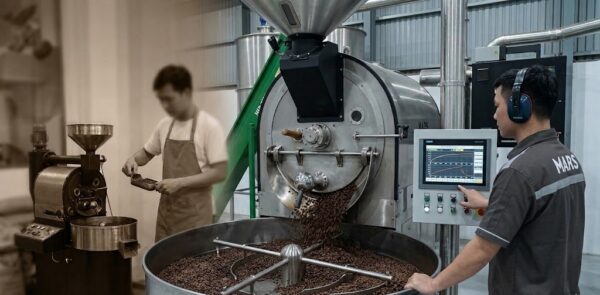 Giá trị của hệ thống không nằm ở từng thiết bị riêng lẻ, mà ở cách chúng được tổ chức thành một quy trình sản xuất liên tục, giảm phụ thuộc vào thao tác thủ công... Ở giai đoạn xưởng rang nhỏ, nhiều công đoạn thường được xử lý thủ công và linh hoạt theo kinh nghiệm cá nhân.