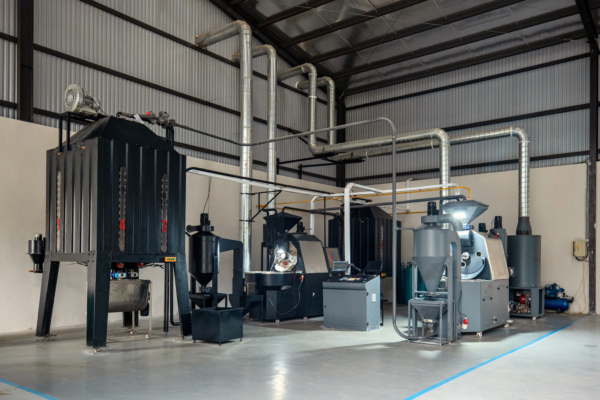 hệ thống bao gồm silo chứa cà phê nhân và cà phê rang