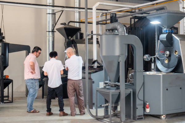 trao đổi nghiệm thu máy móc cùng khách hàng